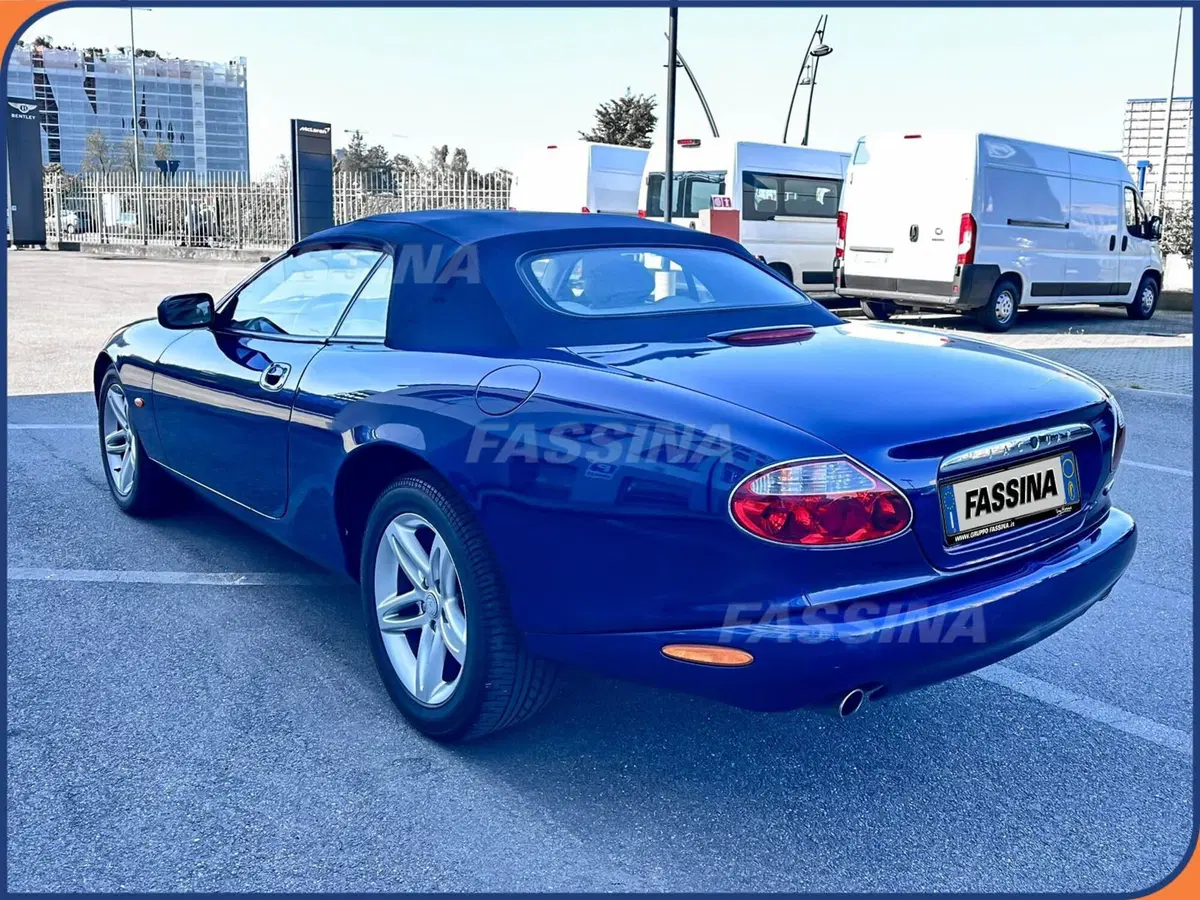 Jaguar XK usata a Milano (8)