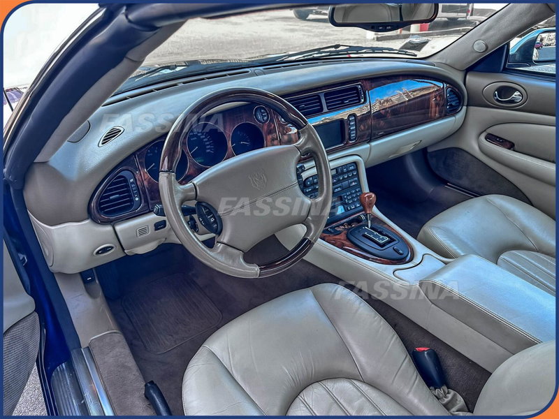 Jaguar XK usata a Milano (9)