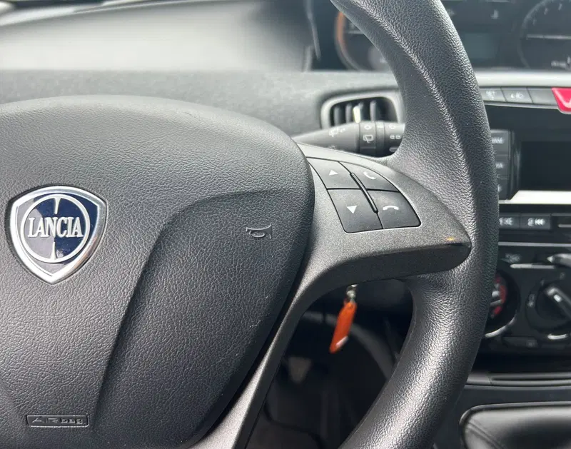 Lancia Ypsilon usata a Modena (15)