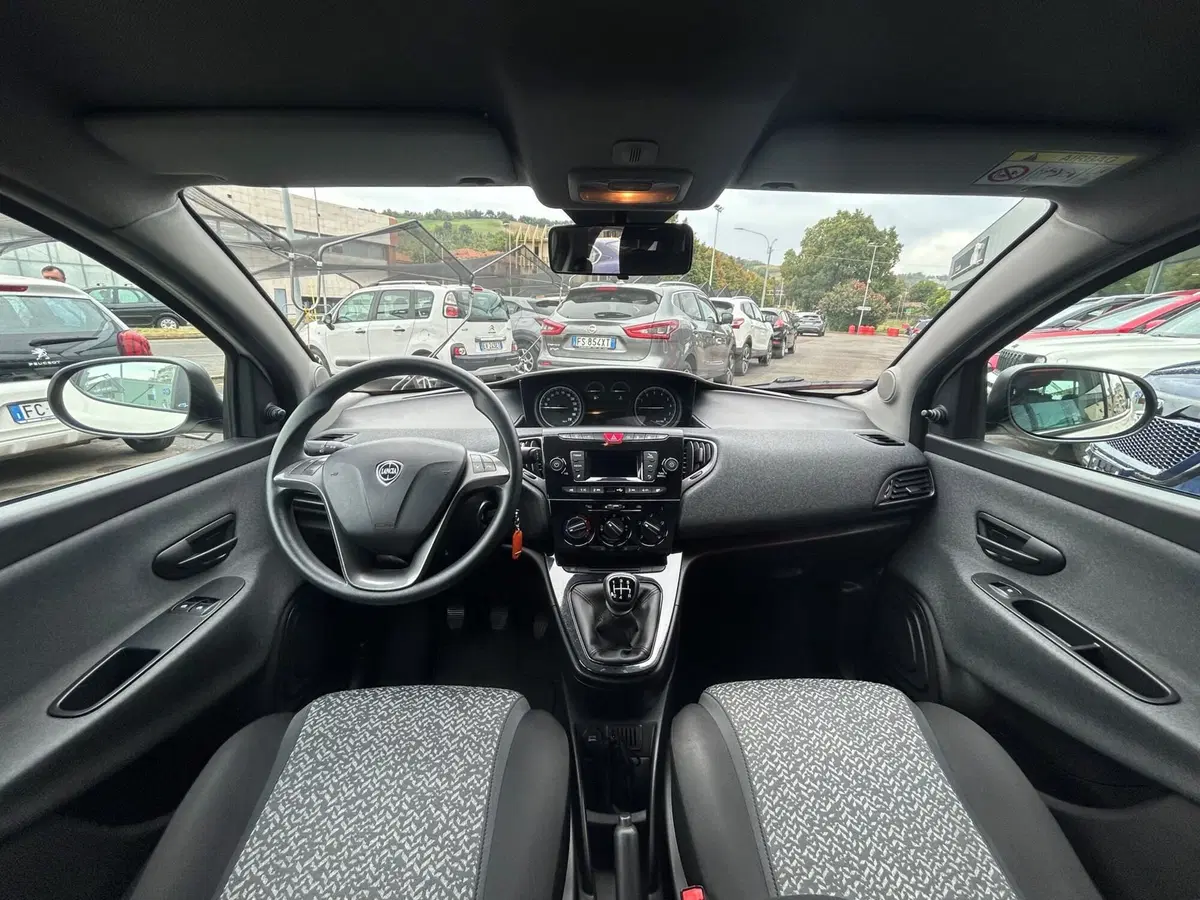 Lancia Ypsilon usata a Modena (9)
