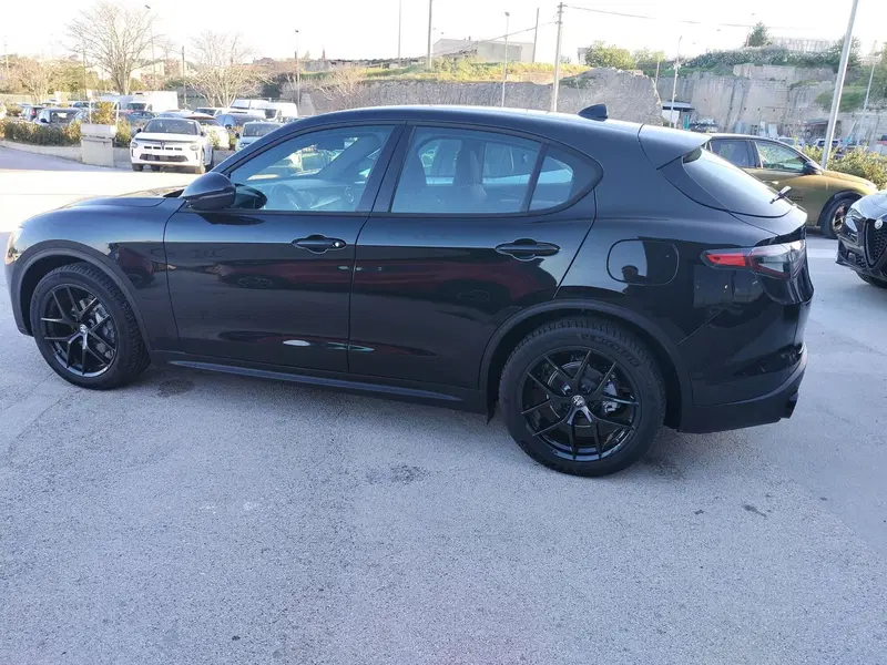 Alfa Romeo Stelvio usata a Matera (8)
