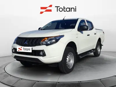 Mitsubishi L200 2.4 DI-D/154CV Club Cab Invite del 2015 usata a L'Aquila