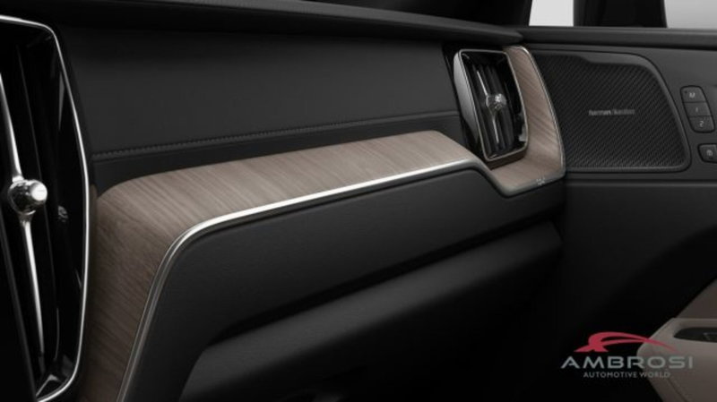 Volvo XC60 nuova a Perugia (14)