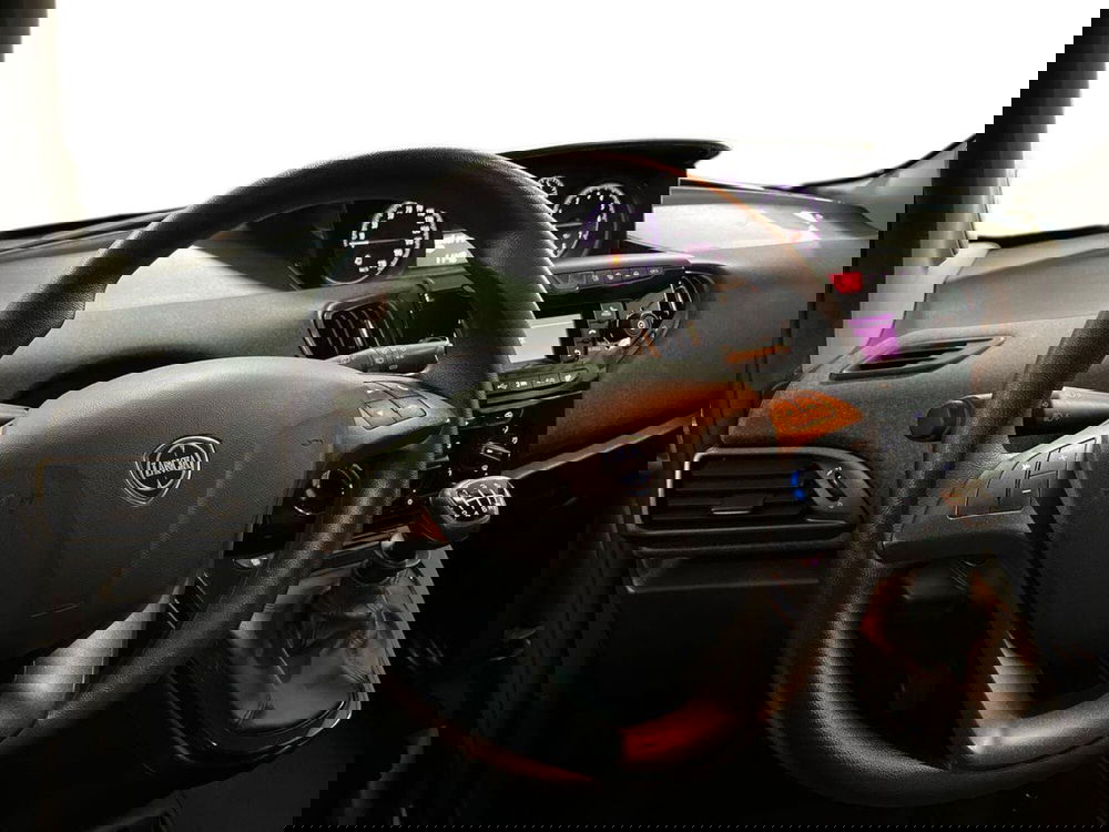 Lancia Ypsilon usata a Bari (10)