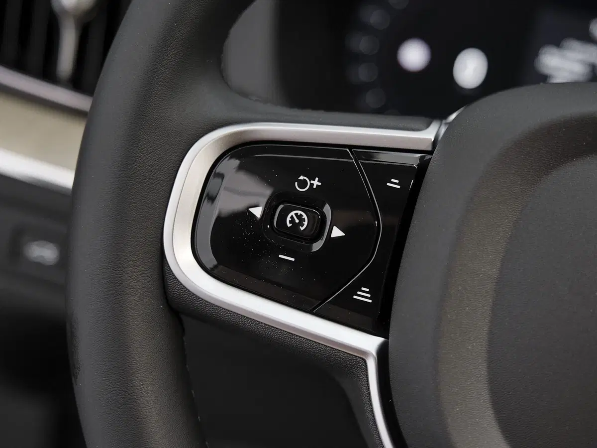 Volvo XC60 nuova a Prato (10)