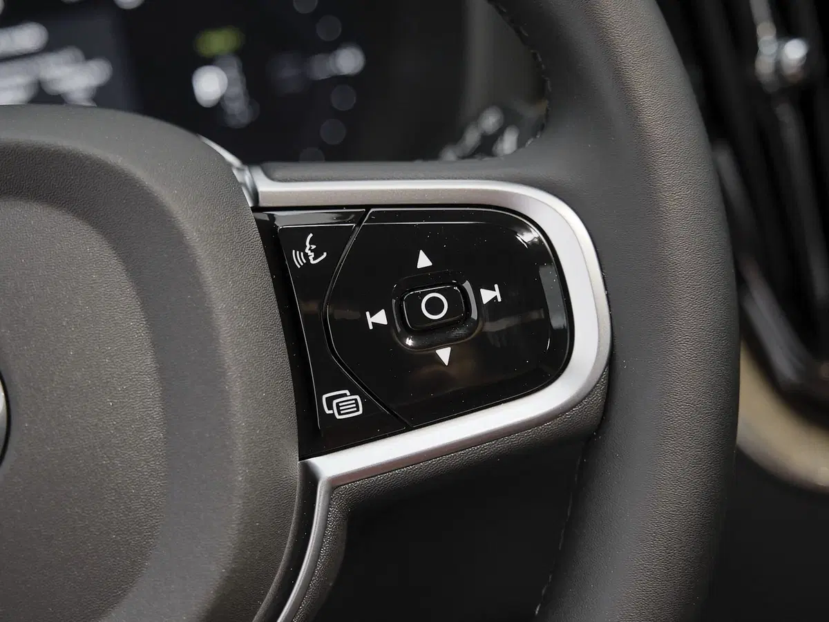 Volvo XC60 nuova a Prato (11)