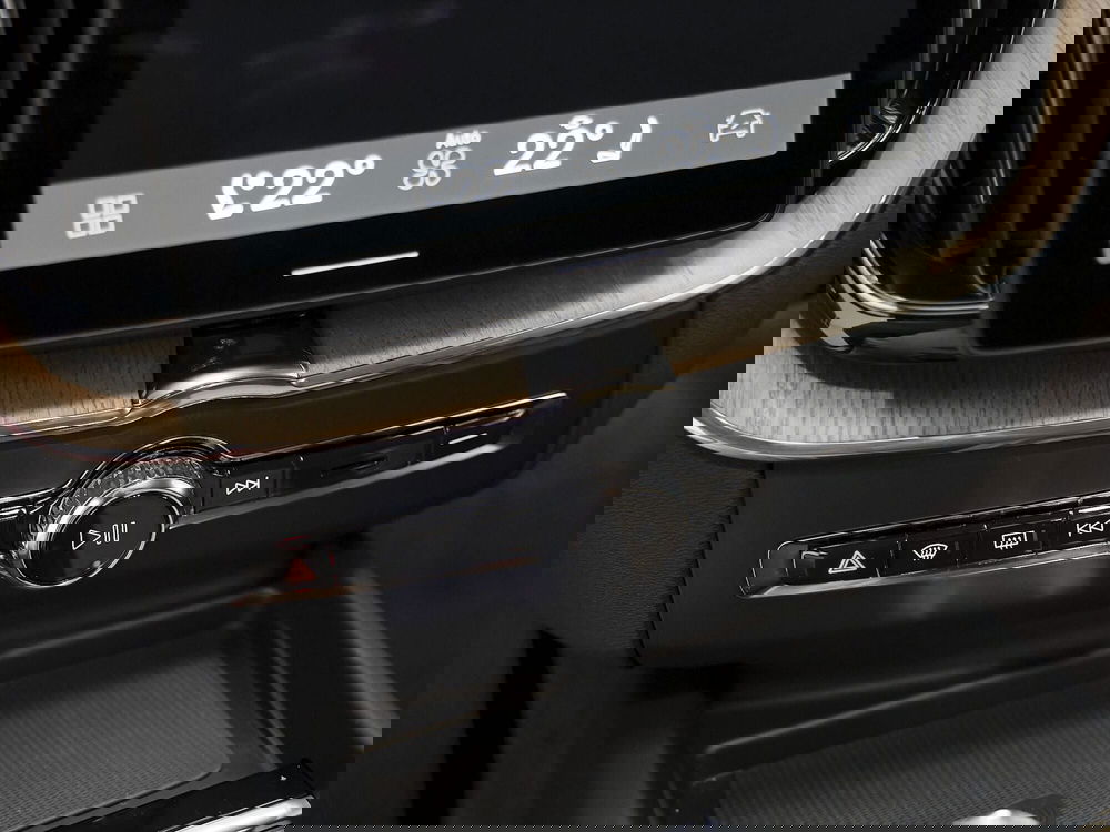 Volvo XC60 nuova a Prato (14)