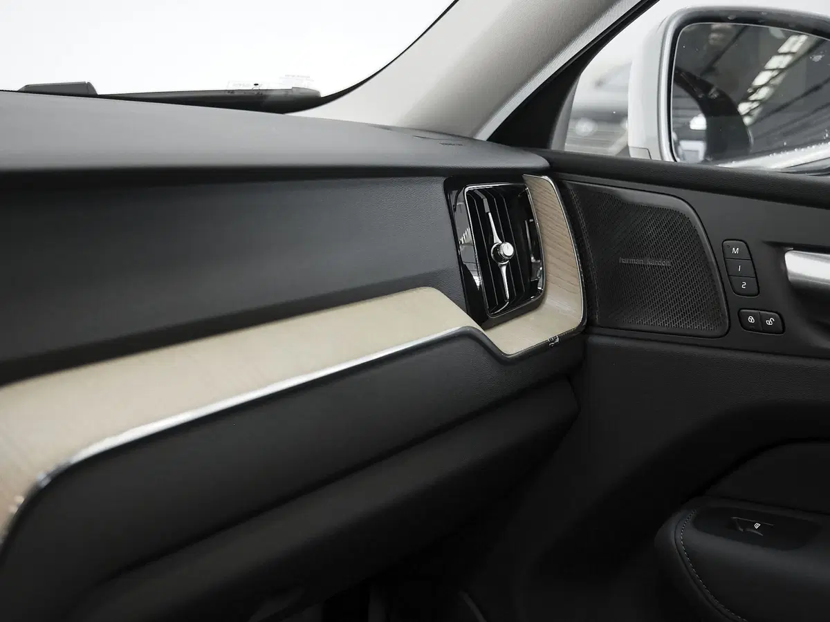 Volvo XC60 nuova a Prato (16)