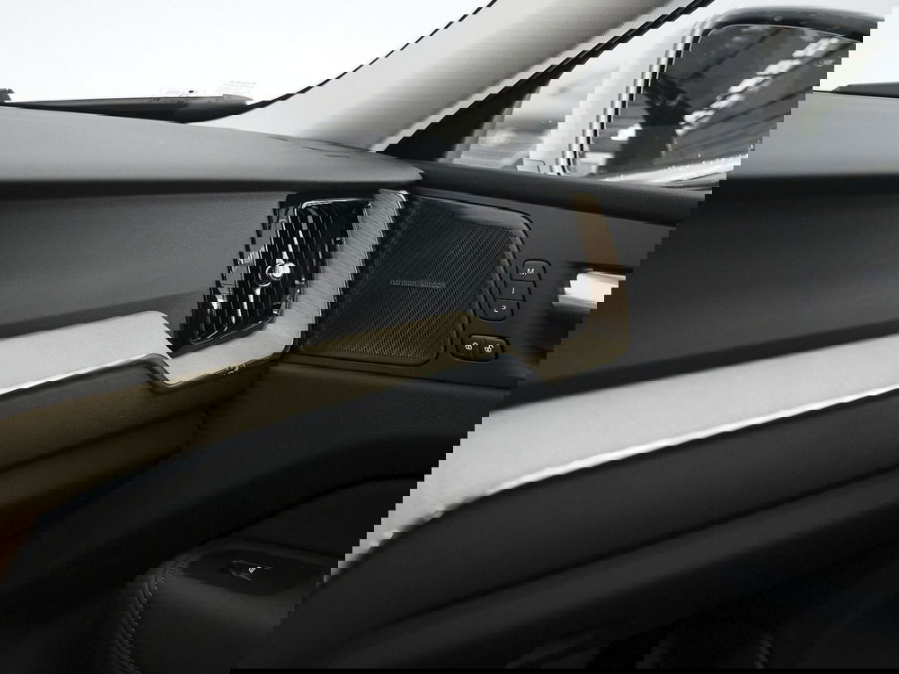 Volvo XC60 nuova a Prato (16)