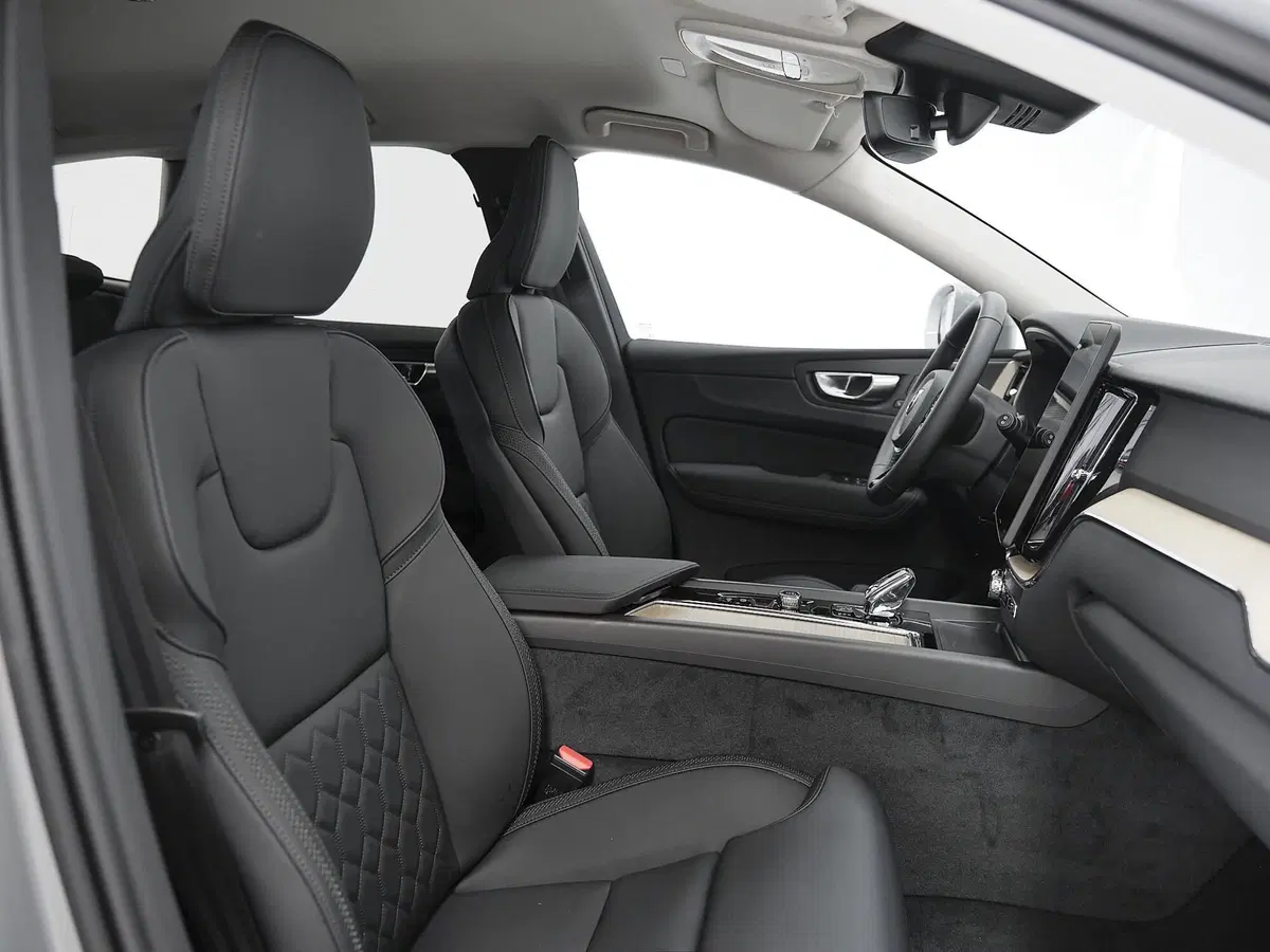 Volvo XC60 nuova a Prato (17)