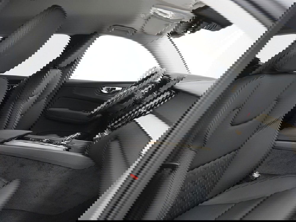 Volvo XC60 nuova a Prato (17)