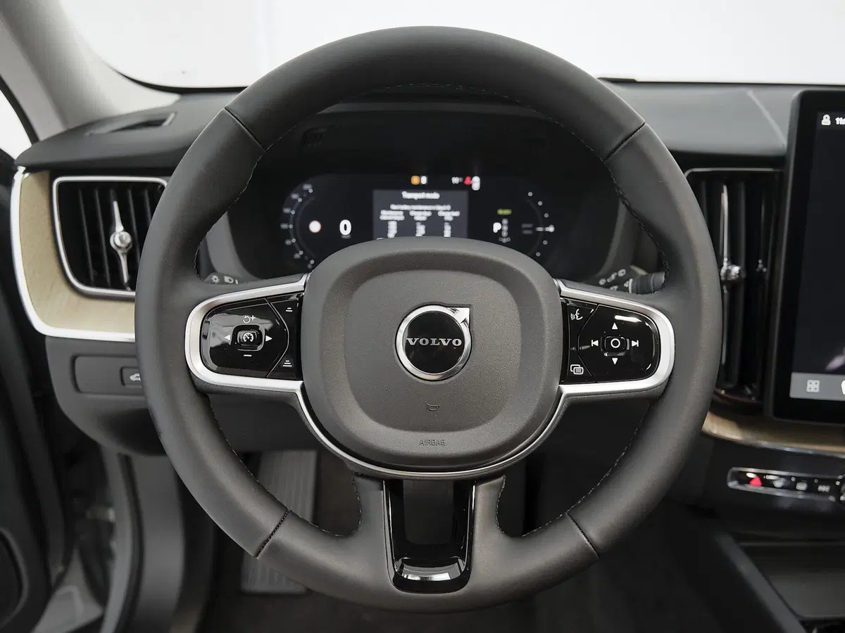 Volvo XC60 nuova a Prato (9)