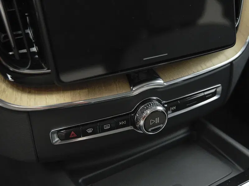 Volvo XC60 nuova a Prato (12)