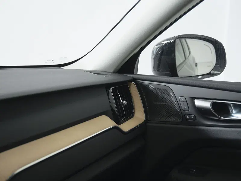 Volvo XC60 nuova a Prato (13)