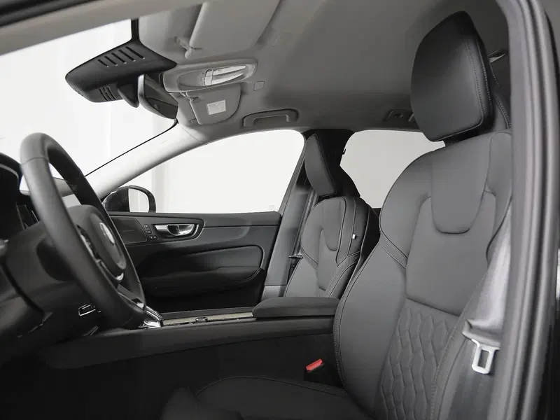 Volvo XC60 nuova a Prato (15)