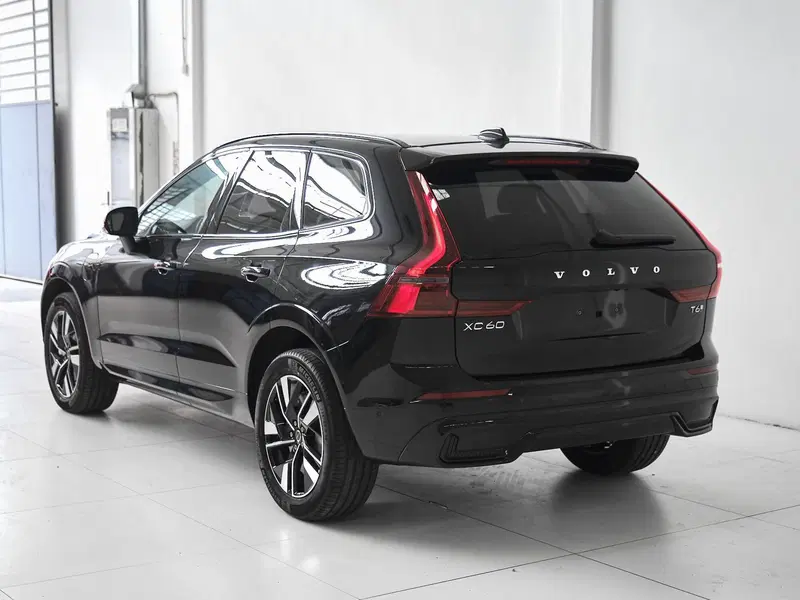 Volvo XC60 nuova a Prato (6)