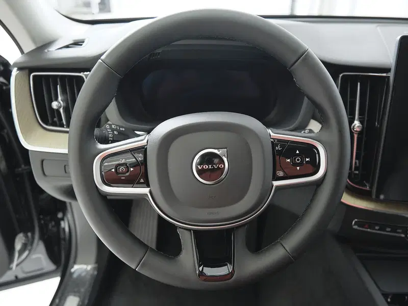 Volvo XC60 nuova a Prato (7)