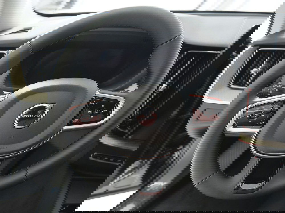 Volvo XC60 nuova a Prato (7)