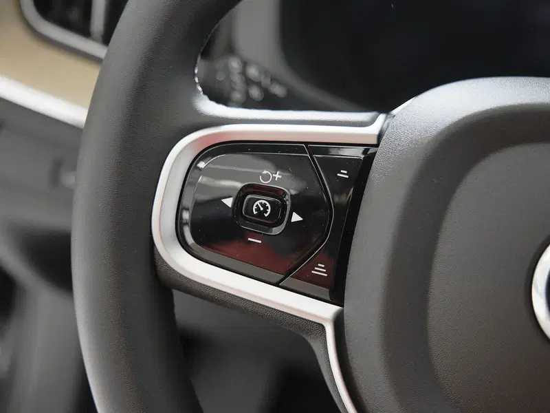 Volvo XC60 nuova a Prato (8)