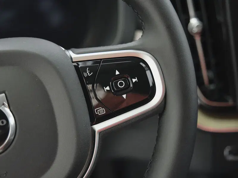 Volvo XC60 nuova a Prato (9)