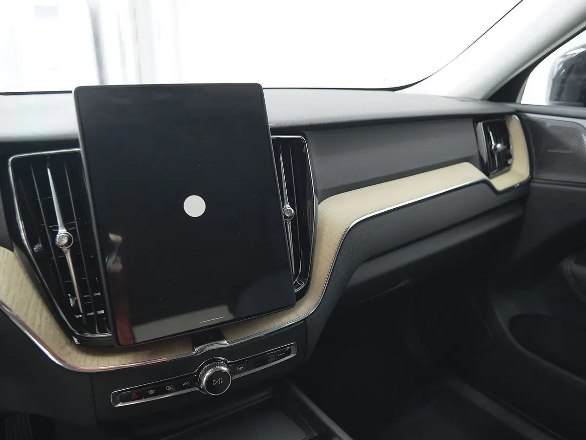 Volvo XC60 nuova a Prato (11)