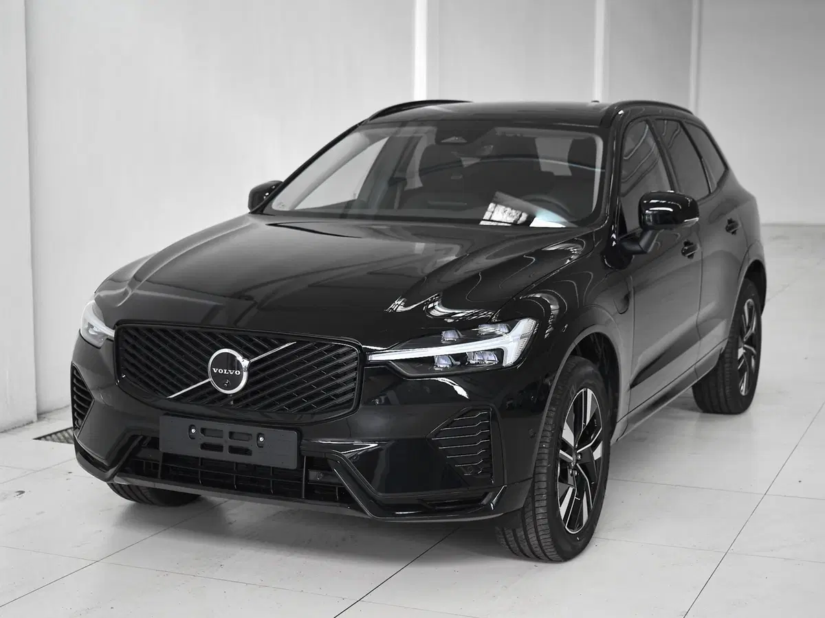 Volvo XC60 nuova a Prato (2)