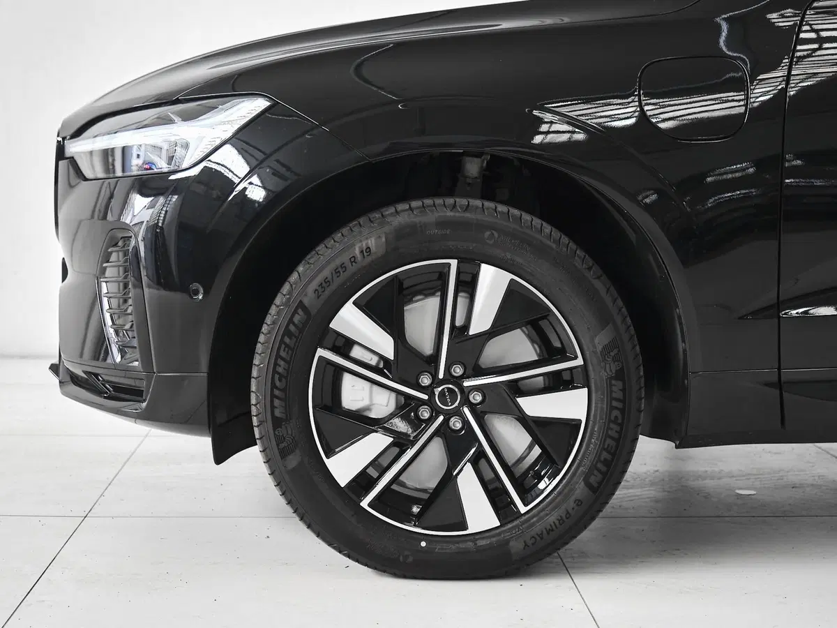 Volvo XC60 nuova a Prato (6)