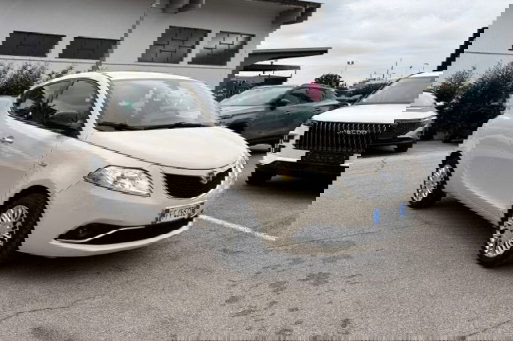 Lancia Ypsilon usata a Latina