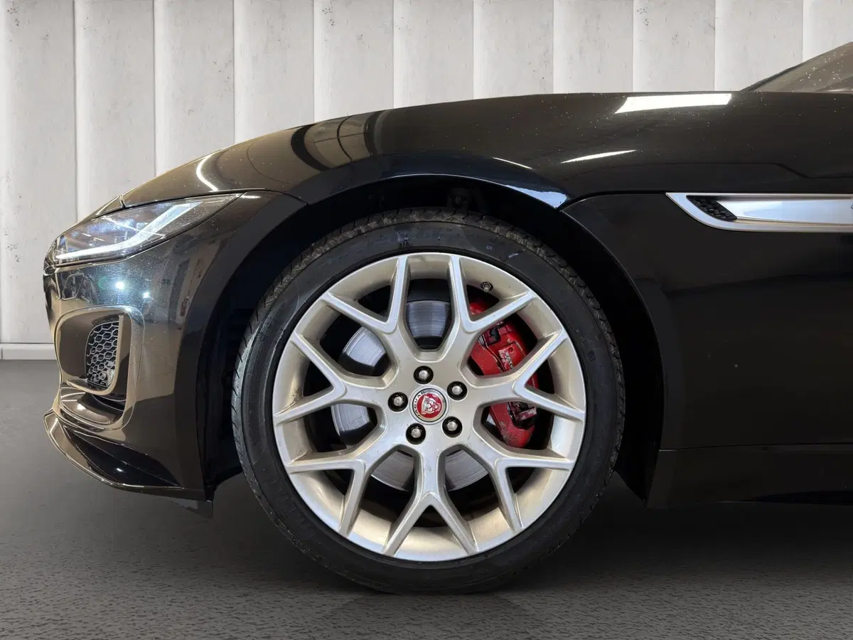 Jaguar F-Type Coupé usata a Milano (9)