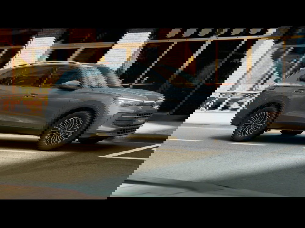 Volkswagen Tiguan nuova a Livorno (3)