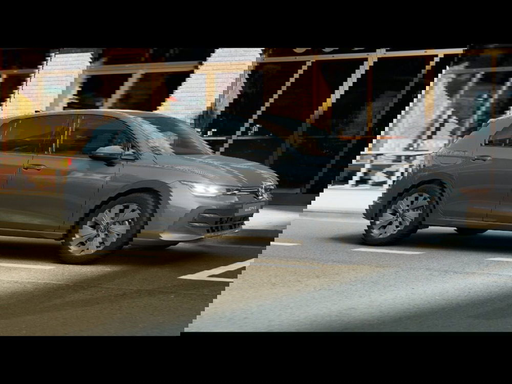 Volkswagen Golf nuova a Livorno (3)