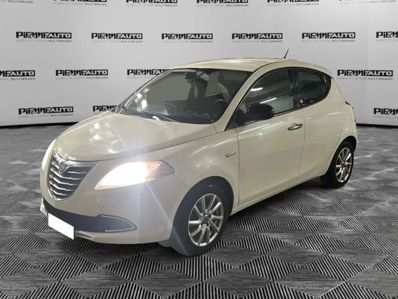 Lancia Ypsilon usata a Piacenza
