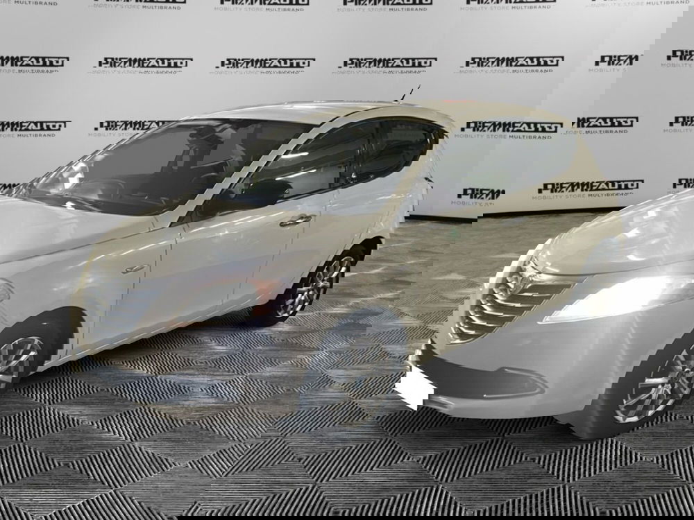 Lancia Ypsilon usata a Piacenza