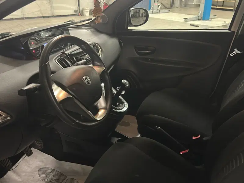 Lancia Ypsilon usata a Piacenza (9)
