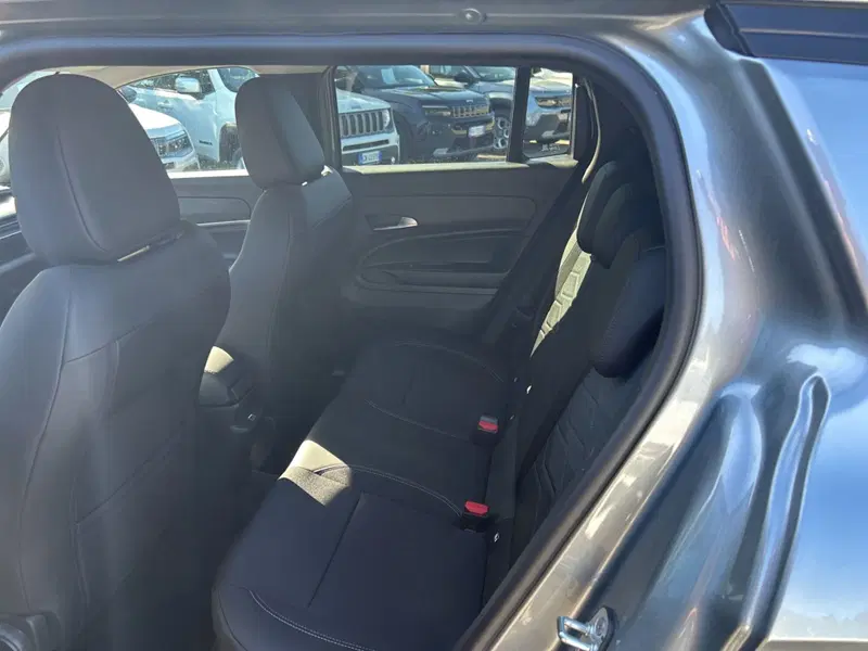 Jeep Avenger nuova a Latina (12)