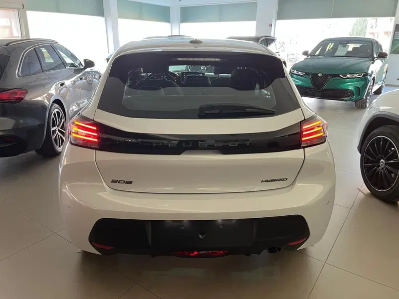 Peugeot 208 nuova a Milano (10)