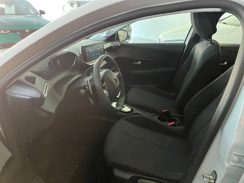 Peugeot 208 nuova a Milano (13)