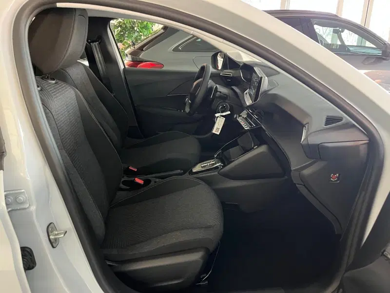 Peugeot 208 nuova a Milano (14)