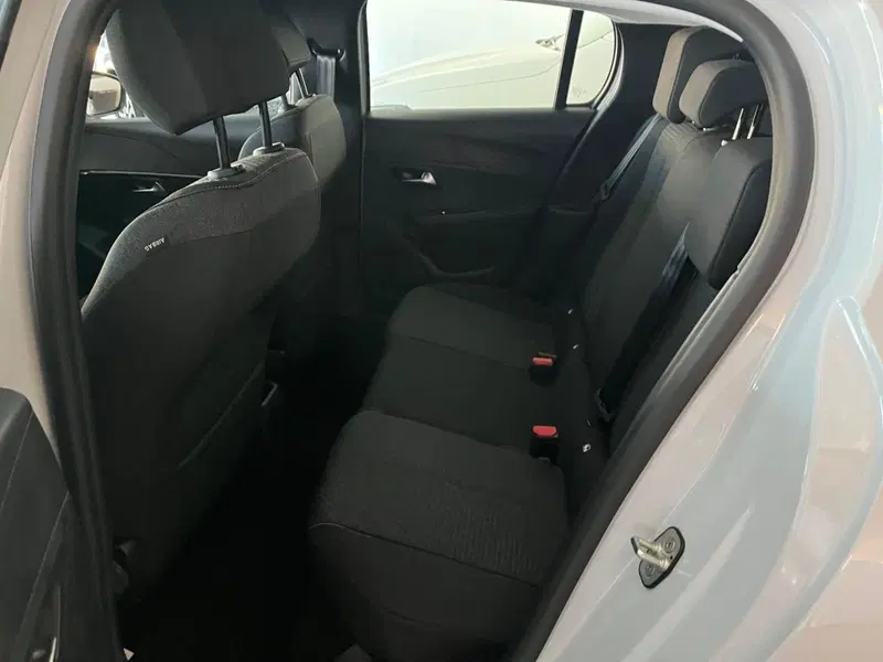 Peugeot 208 nuova a Milano (15)