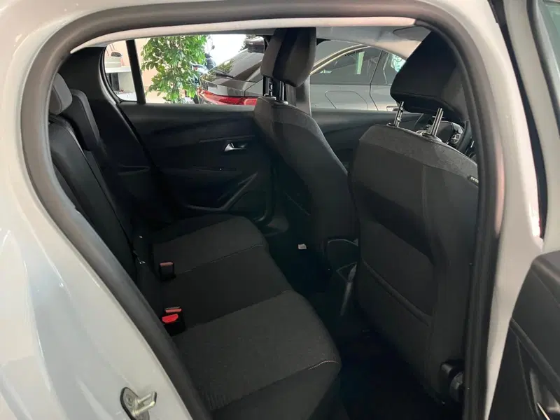 Peugeot 208 nuova a Milano (16)