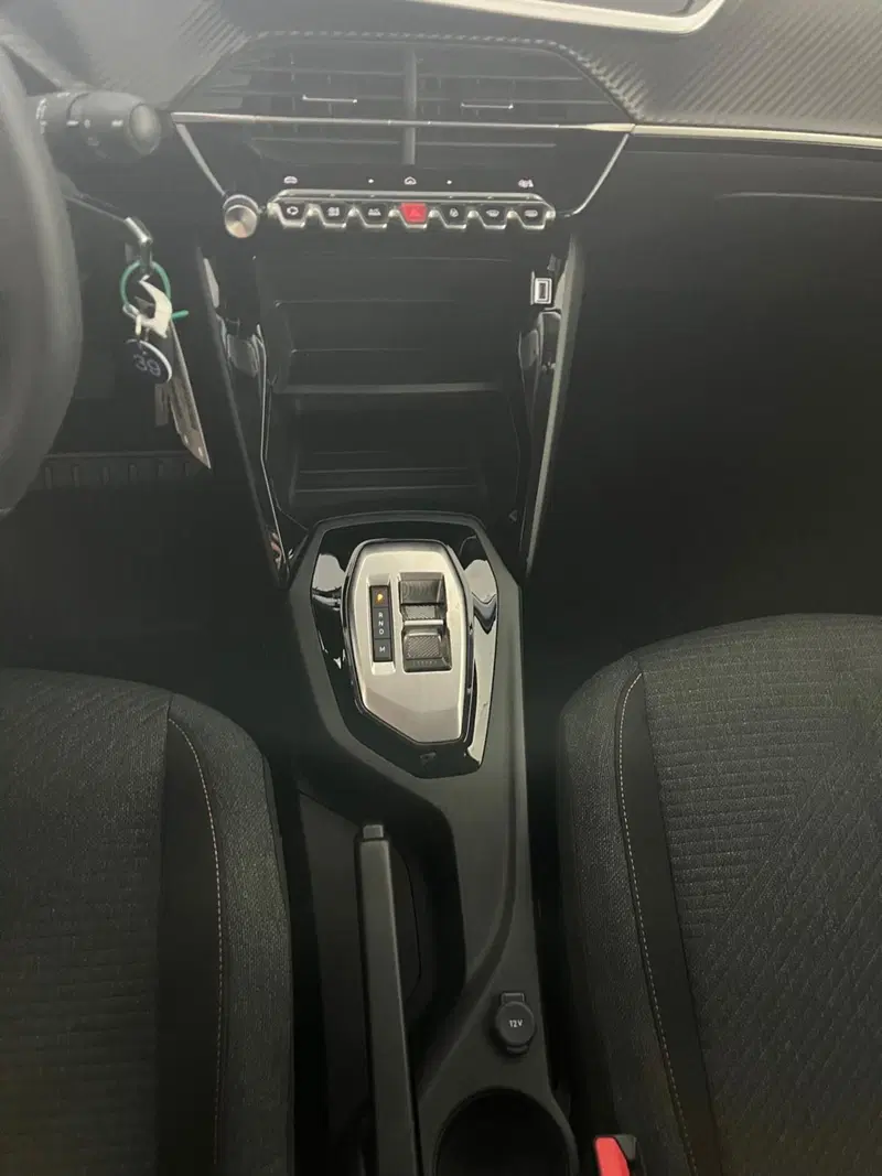Peugeot 208 nuova a Milano (19)