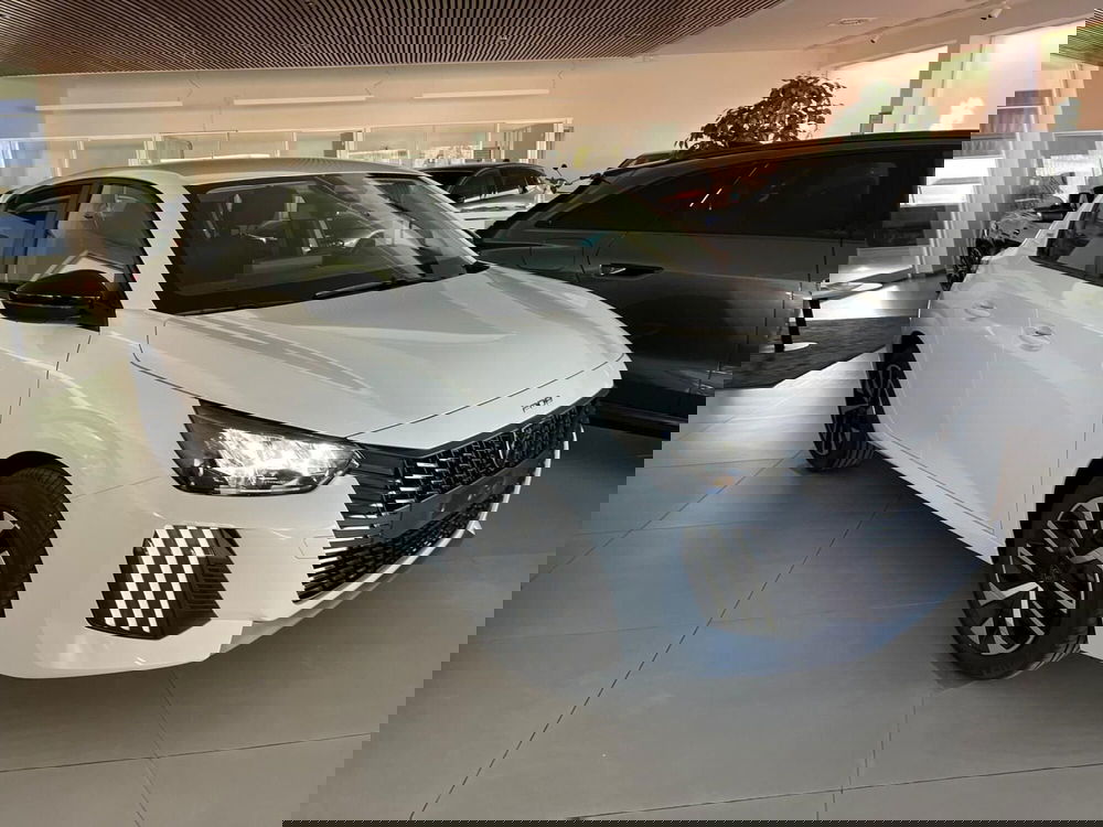 Peugeot 208 nuova a Milano (3)