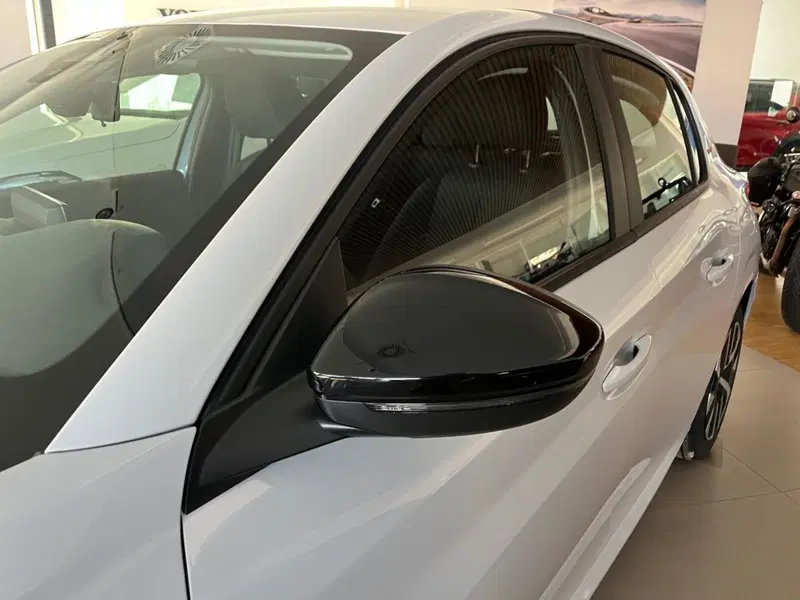 Peugeot 208 nuova a Milano (4)