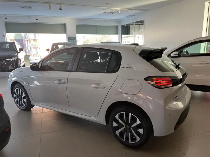 Peugeot 208 nuova a Milano (6)