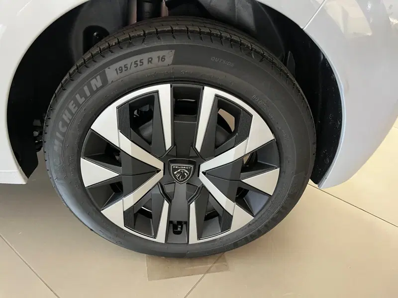 Peugeot 208 nuova a Milano (7)