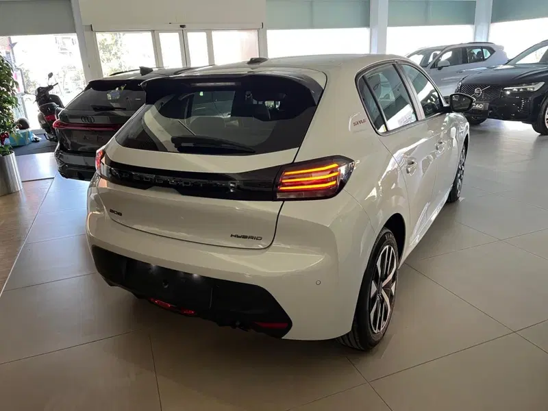 Peugeot 208 nuova a Milano (8)