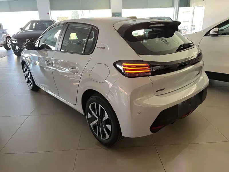 Peugeot 208 nuova a Milano (9)