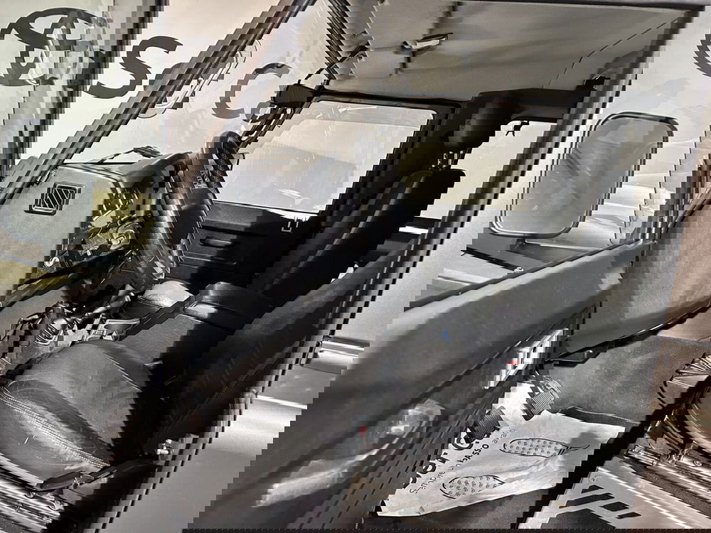 Land Rover Defender usata a Milano (10)