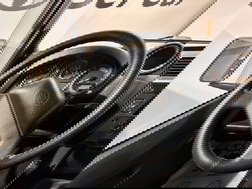 Land Rover Defender usata a Milano (6)