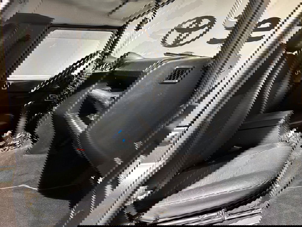 Land Rover Defender usata a Milano (9)